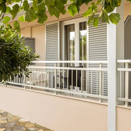 Grekas Hotel Néoi Póroi